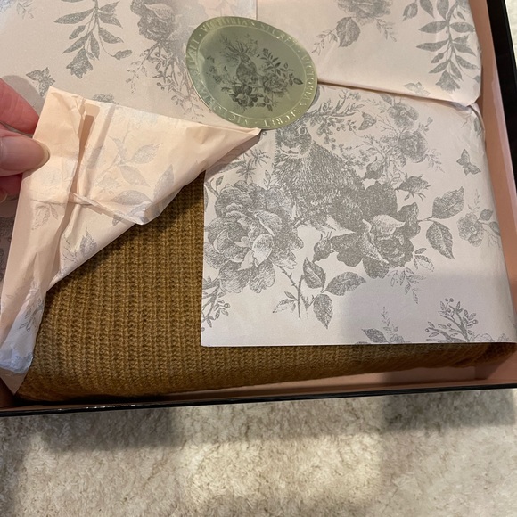 VICTORIA'S SECRET Luxury Butterscotch Cashmere Short & Sweater gift Set - Picture 8 of 13